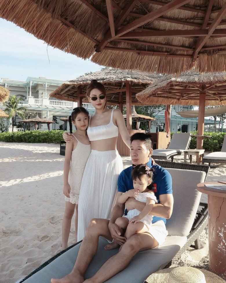 Tổ ấm viên mãn của Á hậu Diễm Trang bên chồng Việt kiều và hai con gái sau 10 năm bên nhau.