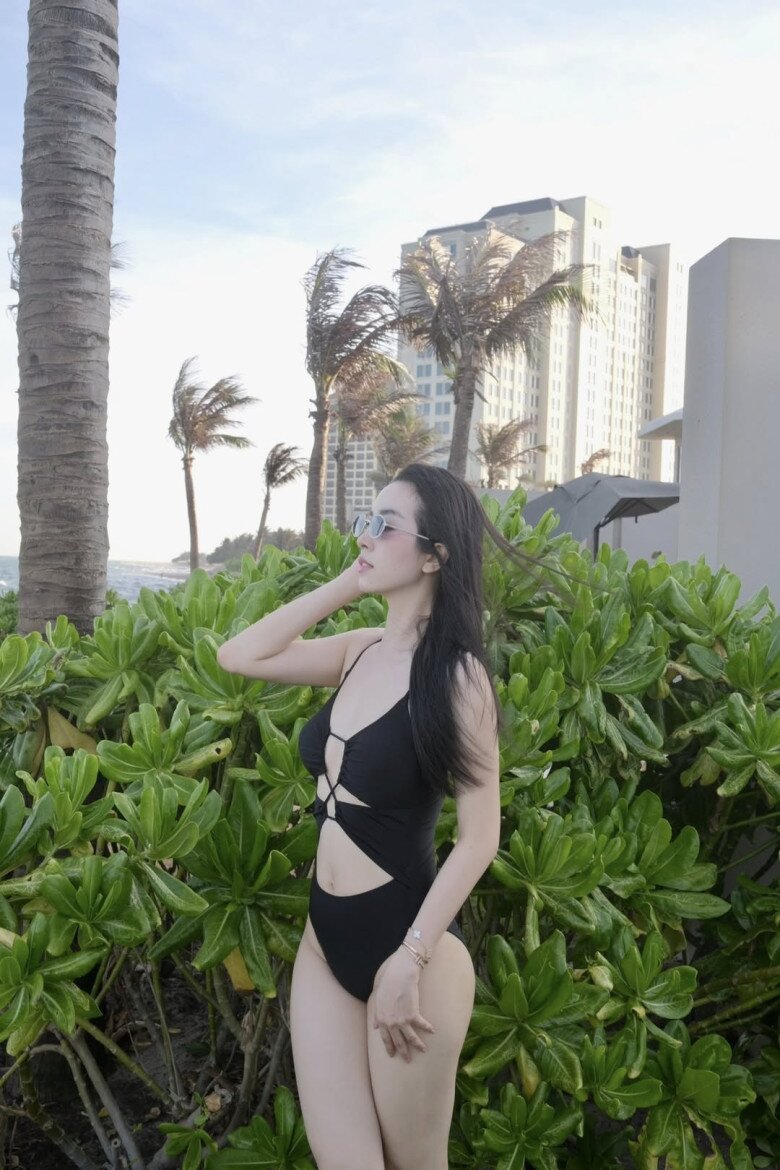 đến body nóng bỏng của Á hậu Thúy An khiến dân tình xuýt xoa.