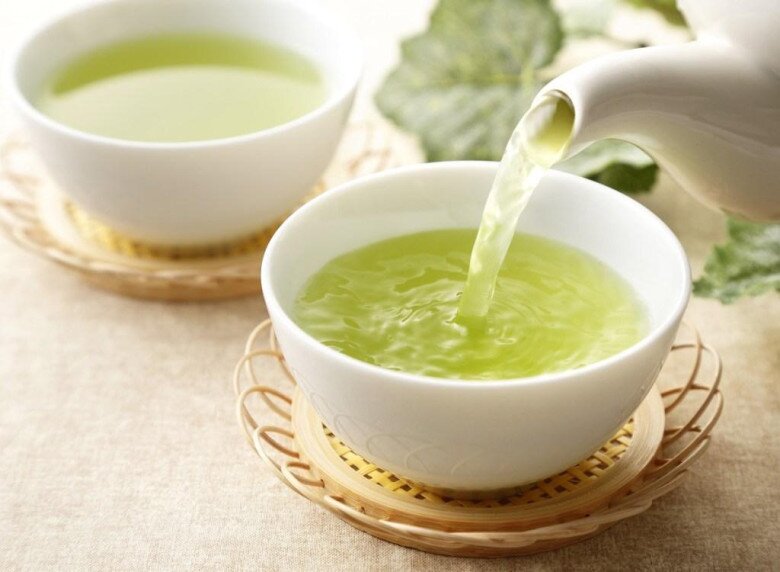 Lưu Thi Thi uống trà xanh mỗi ngày để hỗ trợ tiêu hóa, đốt mỡ và duy trì cân nặng ổn định. Trà xanh giàu chất chống oxy hóa, giúp làm chậm lão hóa, thanh lọc cơ thể và giữ cho làn da luôn căng mịn, sáng khỏe từ bên trong. (Ảnh minh hoạ) 