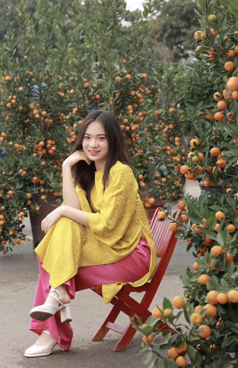 Được biết, Phương Ngân từng học lớp Chuyên Tin, Trường THPT Chuyên Hùng Vương (Phú Thọ)br /
br /
img src/upload/3-2025/images/2025-08-26/1756194930-8-5802-width703height1318.jpg width660 /br /
Phương Ngân được tuyển thẳng vào Học viện Cảnh sát Nhân dân năm 2024. Lựa chọn này xuất phát từ mong muốn trở thành người chiến sĩ công an, được cống hiến sức trẻ và trí tuệ để bảo vệ Tổ quốc, phục vụ Nhân dân. br /
br /
img src/upload/3-2025/images/2025-08-26/1756194930-9-3769-width1200height1800.jpg width660 /br /
Không chỉ cuốn hút bởi vẻ ngoài khi khoác lên mình quân phục, cô còn gây thương nhớ bởi vẻ đẹp dịu dàng, nữ tính trong đời thường.br /
br /
img src/upload/3-2025/images/2025-08-26/1756194930-10-6260-width1200height1804.jpg width660 /br /
Khi tạm rời xa thao trường, Phương Ngân trở lại với hình ảnh một cô gái duyên dáng trong tà áo dài thướt tha hay ngọt ngào, đáng yêu trong chiếc váy công chúa. br /
br /
img src/upload/3-2025/images/2025-08-26/1756194930-11-width1200height1804.jpg width660 /br /
Sự đa dạng trong phong cách, từ mạnh mẽ, quyết đoán đến dịu dàng, trong trẻo, đã tạo nên một bông hồng thép không chỉ bản lĩnh mà còn đầy nữ tính, duyên dáng.