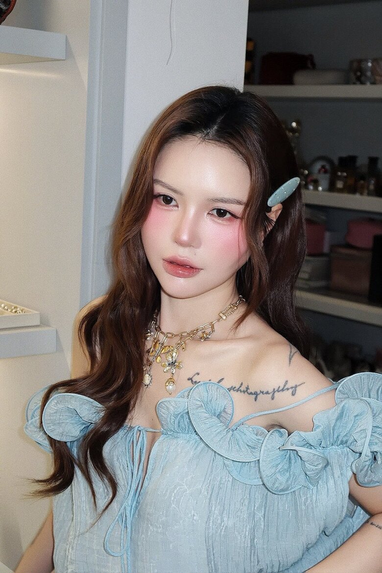 Lucie Nguyễn gây ấn tượng bởi vẻ đẹp trong trẻo, thanh tú và làn da trắng mịn. Dù đã sinh hai con, cô vẫn giữ được vóc dáng nuột nà, vòng eo thon gọn cùng khí chất dịu dàng, trẻ trung hơn tuổi thật. Nét đẹp ấy khiến cô luôn được ví như thiếu nữ đôi mươi.