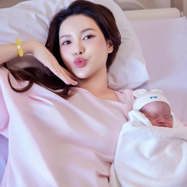 aKể cả lúc sinh nở, Luice Nguyễn vẫn khiến dân tình trầm trồ bởi gương mặt đẹp không tỳ vết.