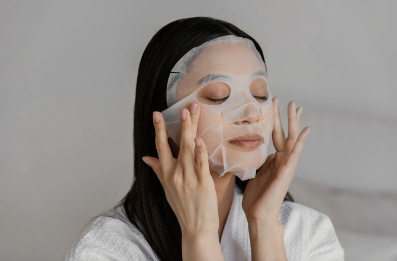 Đắp mặt nạ là bước không thể thiếu trong chu trình skincare để có làn da mịn màng, căng bóng. 