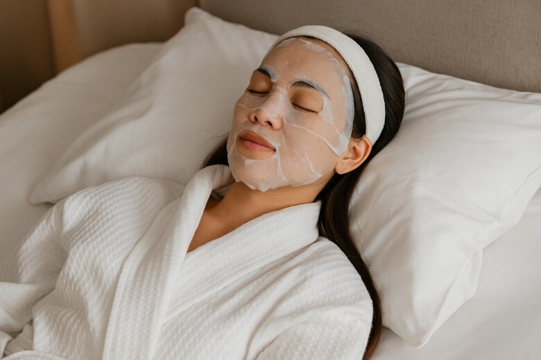 Hãy biến 15 phút đắp mặt nạ thành khoảng thời gian thư giãn cho bản thân. Nằm xuống, nhắm mắt, nghe một bản nhạc nhẹ – bạn sẽ thấy hiệu quả dưỡng da lẫn tinh thần đều được nâng cấp.