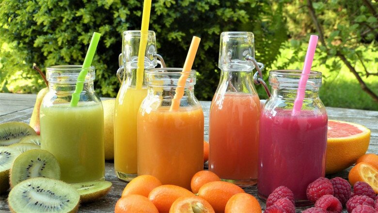 Nước ép hoa quả buổi sáng bổ sung dồi dào vitamin và khoáng chất, giúp cơ thể tỉnh táo, tăng sức đề kháng và hỗ trợ giảm mỡ bụng. Các loại trái cây như cam, táo, kiwi, cà rốt còn giàu chất chống oxy hóa, giúp da căng mọng, tươi sáng, đồng thời giữ vóc dáng thon gọn, cân đối.