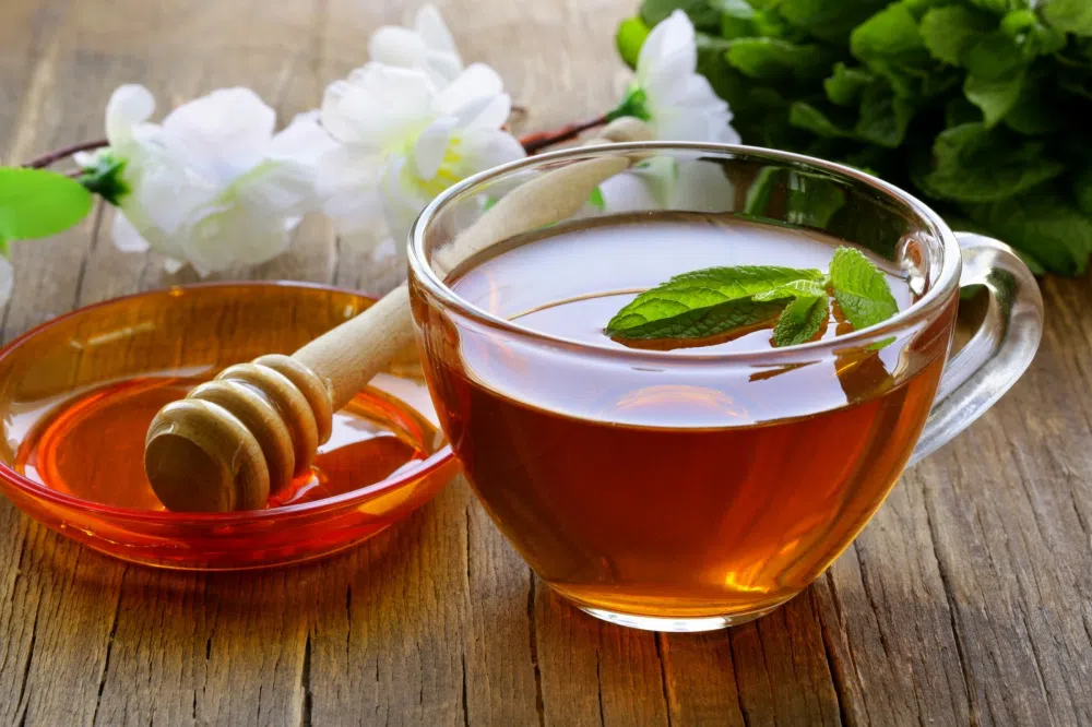 Một cốc nước mật ong ấm vào buổi sáng giúp thanh lọc cơ thể, kích thích tiêu hóa, hỗ trợ giảm mỡ bụng và tăng cường trao đổi chất. Đồng thời, mật ong giàu chất chống oxy hóa và khả năng giữ ẩm tự nhiên, giúp làn da luôn mịn màng, căng bóng, tràn đầy sức sống.