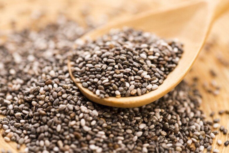 Hạt chia được mệnh danh là siêu thực phẩm nhờ hàm lượng chất xơ, omega-3 và chất chống oxy hóa dồi dào. Khi ngâm nước, hạt chia tạo lớp gel giúp no lâu, hỗ trợ giảm cân, đồng thời dưỡng da, ngăn ngừa lão hóa hiệu quả.