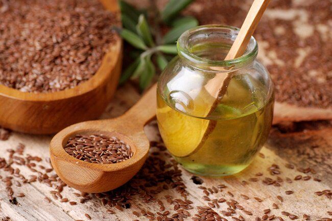 Hạt lanh giàu chất xơ hòa tan, omega-3 và lignans – dưỡng chất vàng giúp giảm cholesterol, cân bằng nội tiết tố và chống lão hóa. Uống nước hạt lanh thường xuyên hỗ trợ giảm cân, cải thiện tiêu hóa, đồng thời nuôi dưỡng da sáng mịn, tóc chắc khỏe tự nhiên.