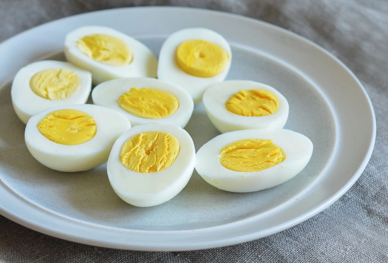 Trứng luộc tuy đơn giản nhưng lại là thực phẩm giàu dinh dưỡng, cung cấp protein, vitamin và khoáng chất cần thiết, giúp mái tóc chắc khỏe, móng tay cứng cáp và cơ thể tràn đầy năng lượng.
