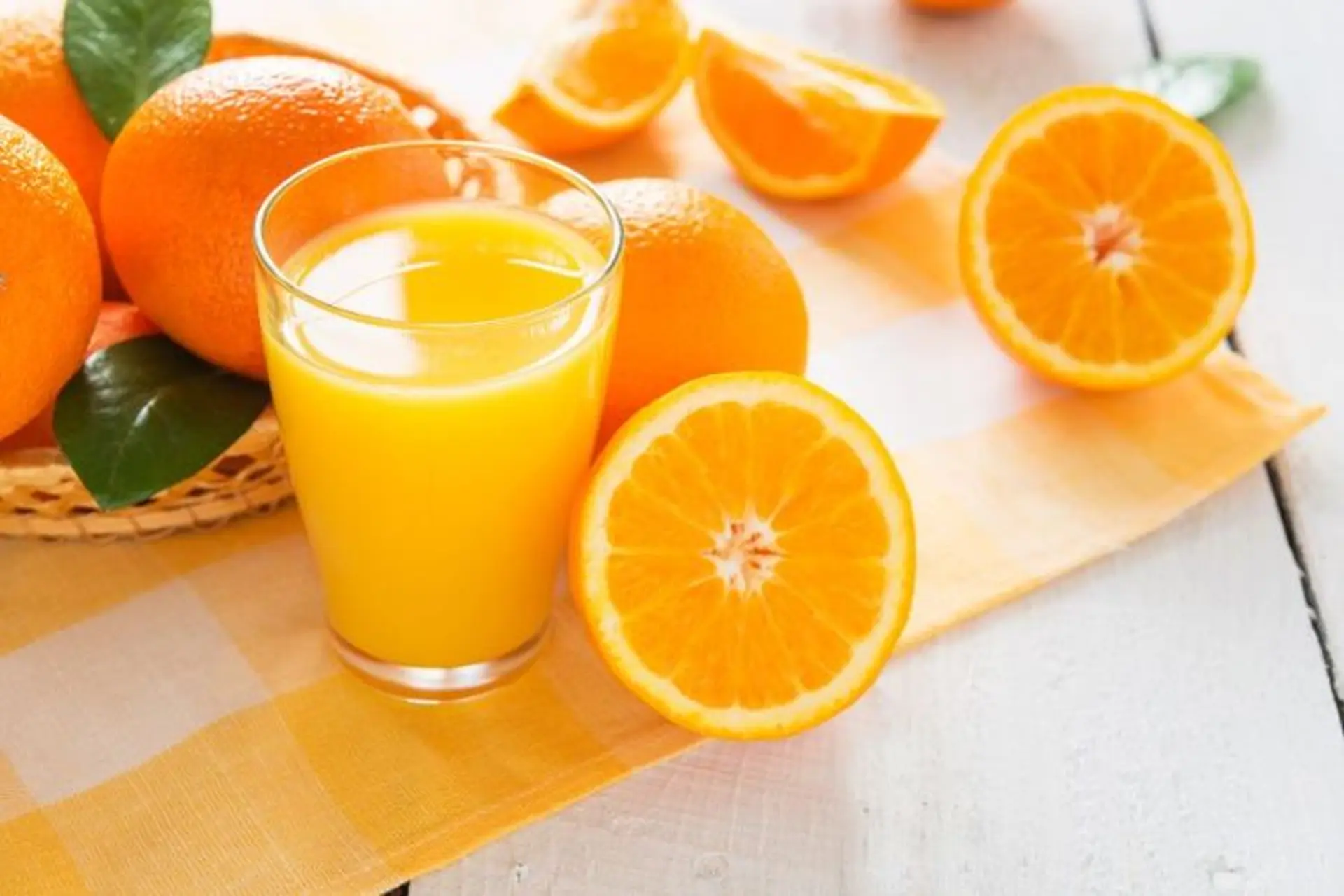 Nước cam ép giàu vitamin C và polyphenol – bộ đôi vừa tăng collagen, vừa chống oxy hóa mạnh mẽ. Uống cam thường xuyên giúp phục hồi da sau nắng, làm sáng đều màu, giảm nguy cơ ung thư da, đồng thời giữ cho làn da luôn ẩm mịn, tươi tắn.