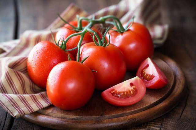 Cà chua giàu lycopene – chất chống oxy hóa giúp hạn chế da đỏ rát khi tiếp xúc nắng. Dùng thường xuyên giúp giảm nguy cơ lão hóa sớm, làm da căng bóng, săn chắc. Cà chua cũng góp phần giảm rủi ro bệnh da do ánh nắng gây ra.