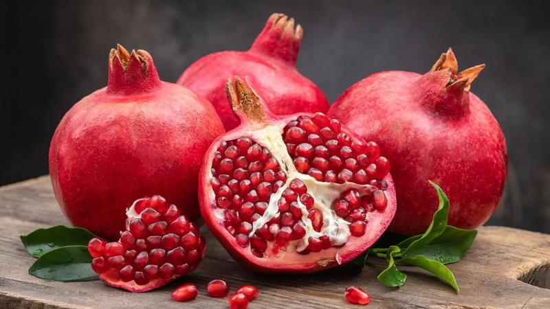 Lựu chứa nhiều polyphenol và anthocyanin – chất chống oxy hóa có tác dụng chống viêm, giảm tổn thương da do tia UV. Nước ép lựu còn giúp phục hồi da cháy nắng, làm da sáng hơn, giảm thâm sạm, mang đến làn da căng mướt, rạng rỡ.