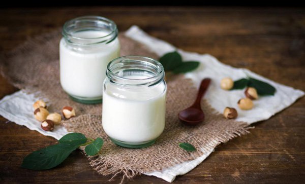 Sữa chua, kefir chứa vi khuẩn có lợi và axit lactic giúp cải thiện hệ miễn dịch của da, hỗ trợ sửa chữa DNA hư hại do tia UV. Nếu thêm collagen peptide, sữa lên men còn giúp duy trì da căng mịn, phục hồi nhanh sau cháy nắng.