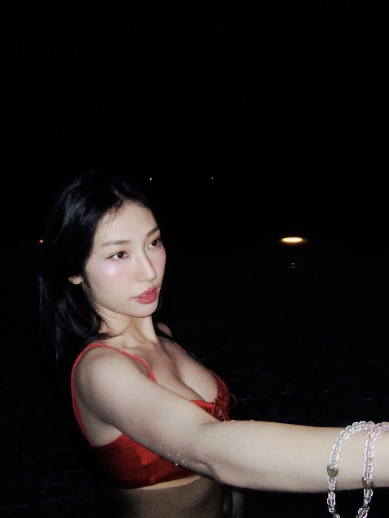 Công chúa dâu tây khoe vòng một căng đầy hút mắt người đối diện.