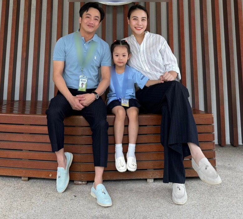 Cường Đôla - Đàm Thu Trang là tín đồ của giày Loro Piana - thương hiệu quiet luxury được giới thượng lưu yêu thích. Gần đây, họ liên tục sắm những đôi loafer Summer Walk với đủ màu sắc, tạo sự đồng điệu khi sánh đôi.