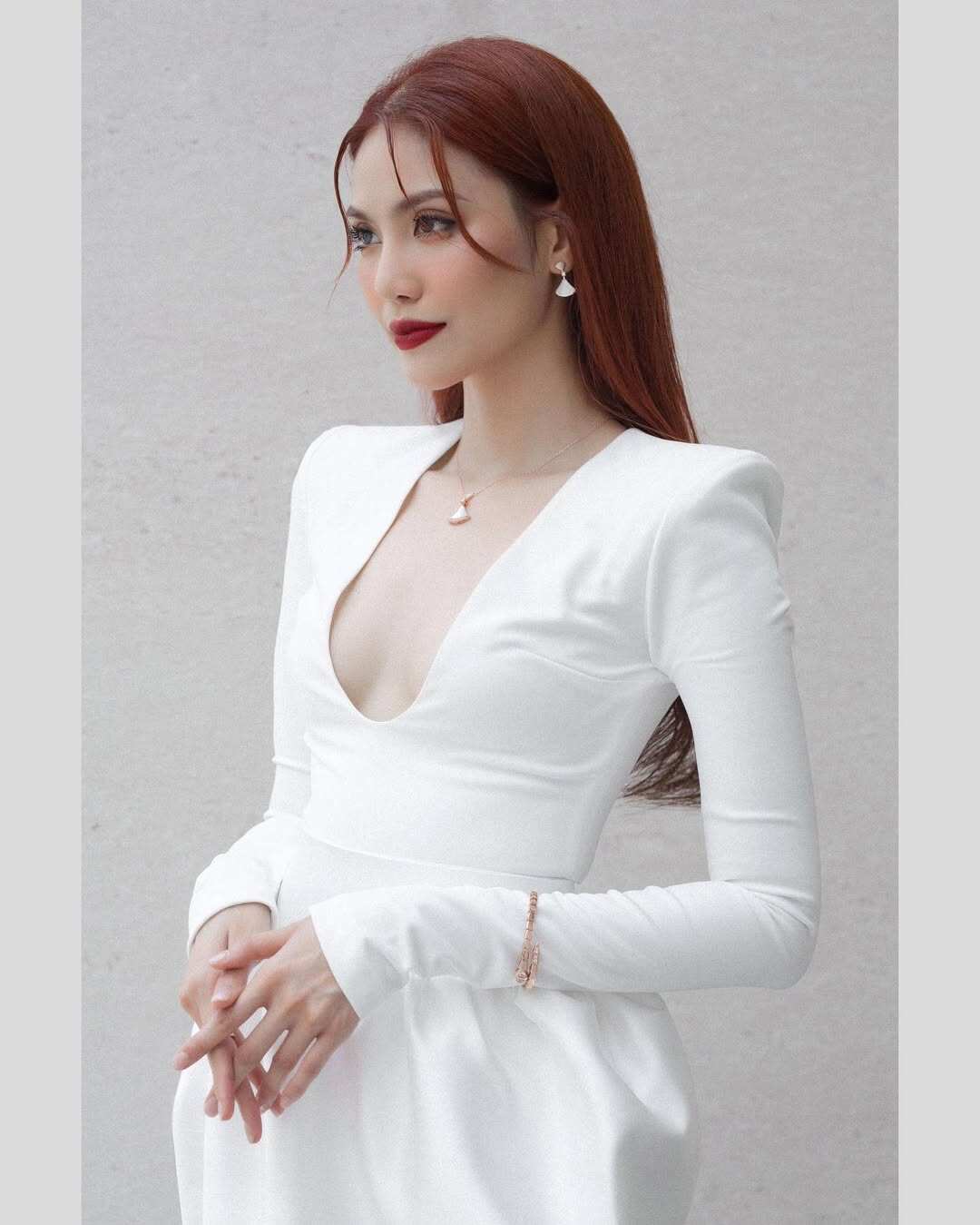 Hoa khôi được thiếu gia cầu hôn bằng nhẫn kim cương 1,2 tỷ đồng, giờ ở biệt thự dát vàng, chăm diện kiểu áo amp;#34;thương hiệuamp;#34; - 9