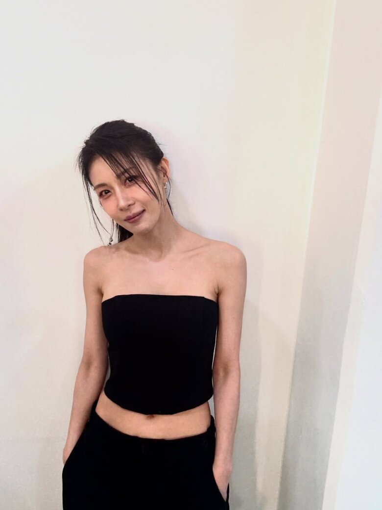 Nhan sắc xinh đẹp cùng body nóng bỏng ở tuổi 47 của Ha Ji Won.