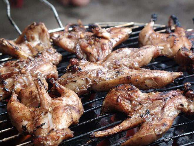 Thịt chuột dừa khi chín tỏa mùi thơm ngậy, vị ngọt béo thấm từ cơm dừa, mềm vừa phải nhưng vẫn có độ săn chắc. Cắn một miếng là cảm nhận rõ sự hòa quyện độc đáo: vừa thanh, vừa béo, vừa ngậy, khiến thực khách ăn một lần là nhớ mãi.