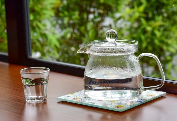 Uống 2 cốc nước ấm mỗi sáng là thói quen được Vương Tổ Hiền duy trì trong suốt nhiều năm.