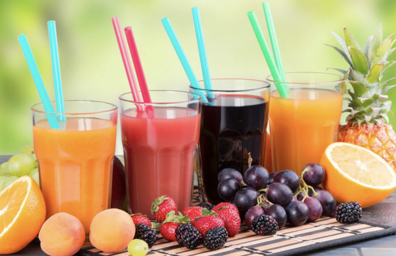Ăn và uống nước ép từ các loại trái cây tươi mỗi ngày giúp bổ sung vitamin, tăng cường sức đề kháng, hỗ trợ làm đẹp da từ bên trong và duy trì vóc dáng cân đối, rạng rỡ.