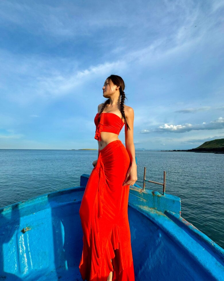 Áo croptop giúp Thùy Anh khoe vòng eo phẳng lỳ, săn chắc cùng vòng một căng đầy quyến rũ. Theo Tiền Phong, số đo ba vòng của cô là 82-60-88 cm. br /
br /
img src/upload/3-2025/images/2025-08-24/1756004950-thuyanh3-width500height667.jpg width660 /br /
Ở Thùy Anh toát lên vẻ đẹp khỏe khoắn bởi cô có thân hình không chút mỡ thừa cùng làn da nâu.