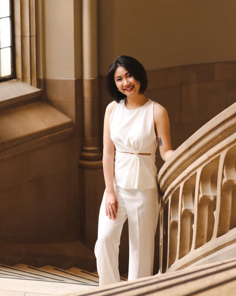 Diện suit trắng với phần eo được nhấn nhá tinh tế, Hoa hậu Phương Linh toát lên vẻ đẹp thanh lịch, khí chất.