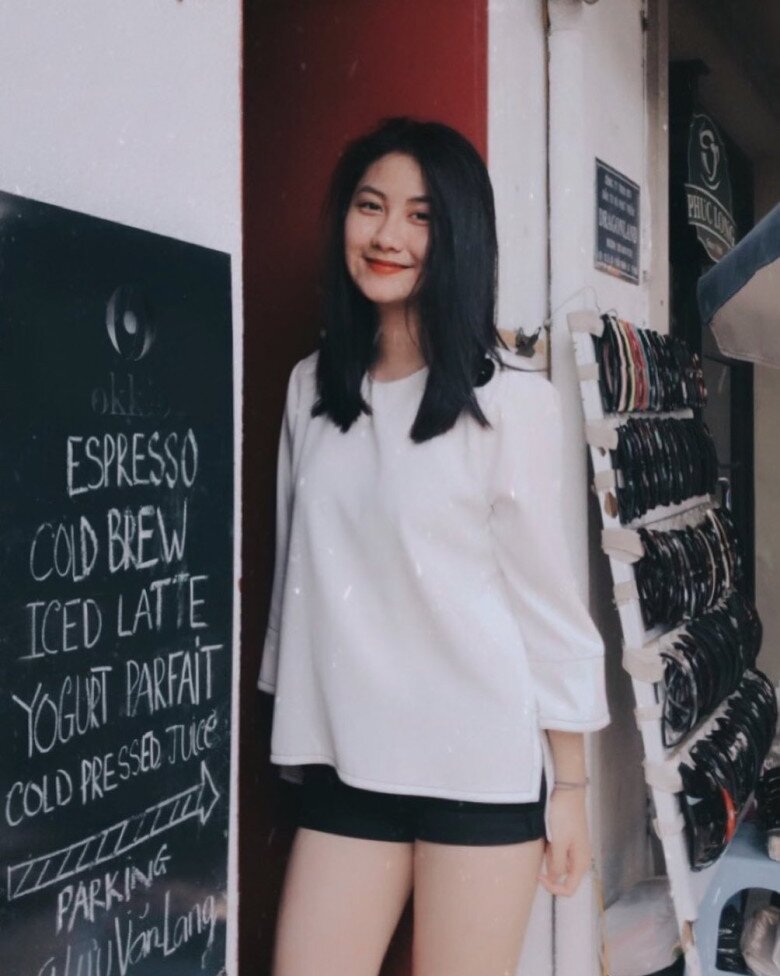 Vẻ ngoài trẻ trung, năng động của Phương Linh khi diện áo tay dài form rộng kết hợp quần short đen.