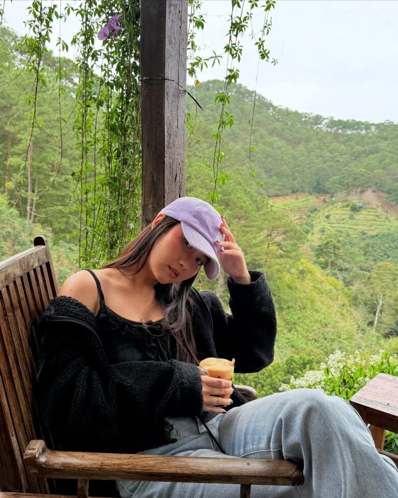 Chọn áo hai dây đen phối cùng áo lông đen, jeans ống rộng và mũ lưỡi trai, Phương Linh thể hiện sự cá tính, phóng khoáng và đầy chất nghệ.
