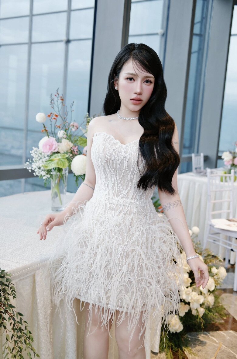 Dù đã trải qua 4 lần sinh nở, Joyce Phạm vẫn khiến dân tình xuýt xoa bởi nhan sắc ngày càng mặn mà, làn da trắng mịn và nụ cười hiền dịu.