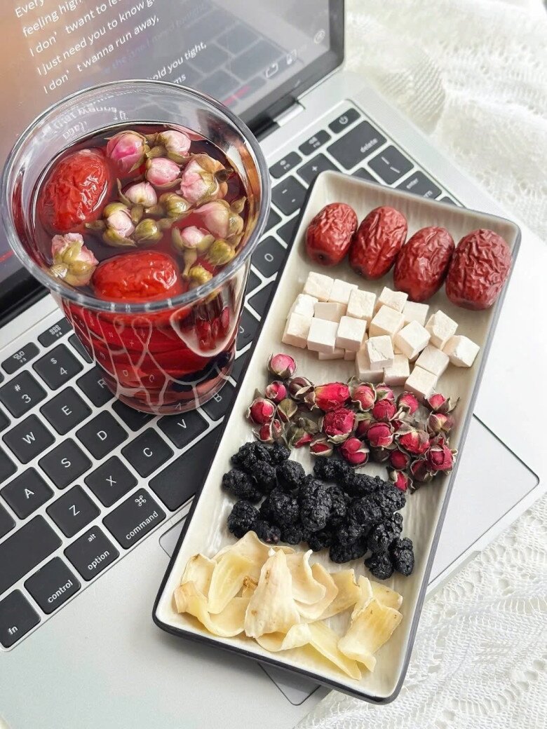 Trà dâu tằm hoa hồng đỏ là “bí quyết dưỡng nhan” được Tôn Lệ yêu thích. Hàm lượng vitamin C trong dâu tằm giúp chống oxy hóa, táo tàu bổ máu, hoa hồng thanh lọc cơ thể. Thức uống này không chỉ làm da sáng mịn, đàn hồi mà còn hỗ trợ giấc ngủ sâu và thư giãn tinh thần. (Ảnh minh hoạ)