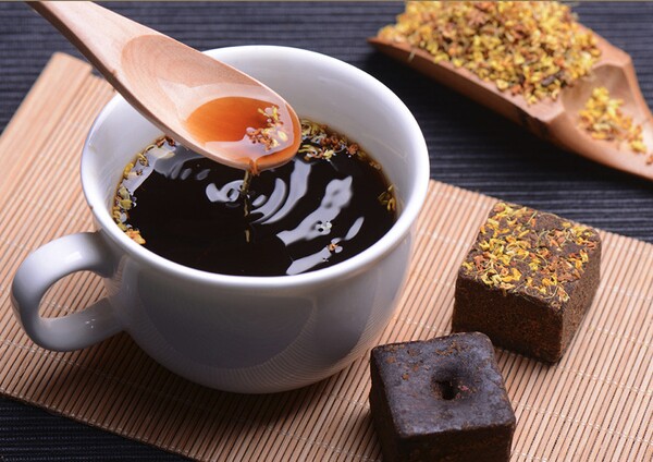 Thói quen uống trà gừng pha đường nâu mỗi sáng giúp Tôn Lệ duy trì vóc dáng và làn da rạng rỡ. Gừng có tác dụng chống viêm, thúc đẩy tuần hoàn máu, trong khi đường nâu bổ sung khoáng chất, hỗ trợ sản sinh collagen, nhờ đó giúp da sáng mịn và khỏe mạnh hơn. (Ảnh minh hoạ)