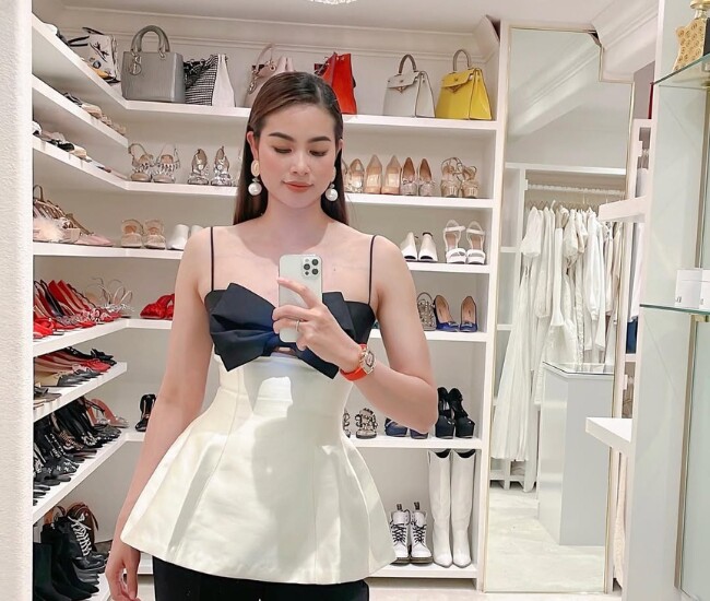 Phạm Hương sở hữu bộ sưu tập đồ hiệu đắt đỏ, trong đó màu đỏ là màu sắc được nàng hậu quốc dân ưu ái hơn hẳn.