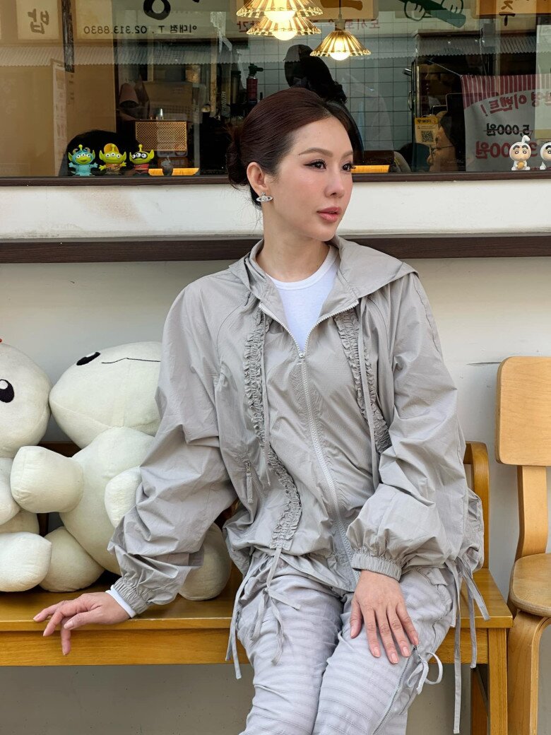 Ở tuổi 49, nhan sắc xinh đẹp cùng thần thái rạng rỡ của Hoa hậu Thu Hoài khiến nhiều người ngưỡng mộ.