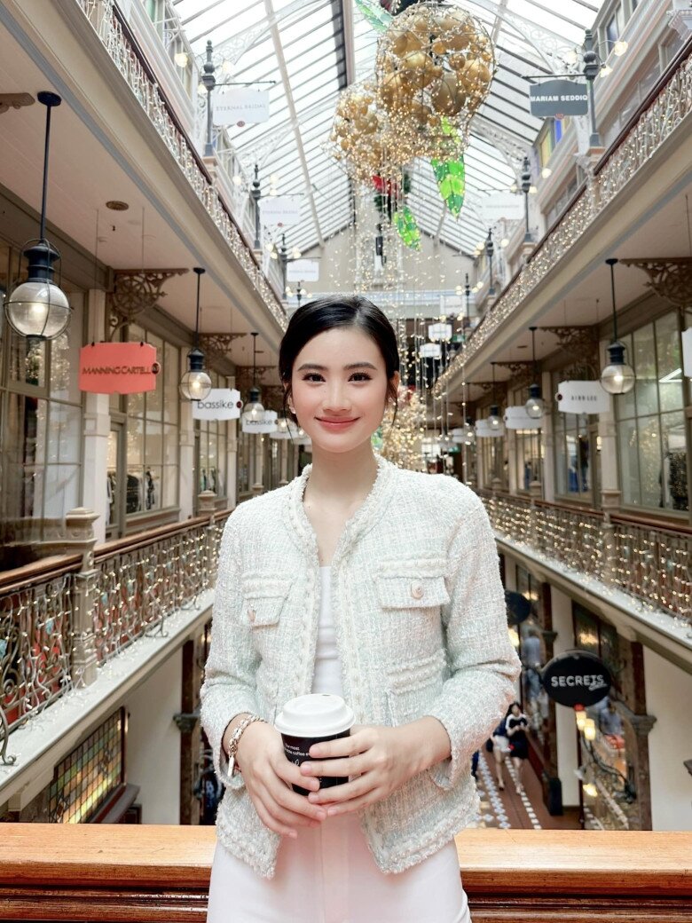 Hoa hậu Ý Nhi theo đuổi phong cách thời trang nữ tính nhưng không kém phần hiện đại khi du học ở Úc. Nàng hậu ưa chuộng các thiết kế mang tông pastel, áo khoác vải tweed, cardigan len và chân váy xếp ly, tạo nên tổng thể vừa trẻ trung, thanh lịch lại đầy khí chất của một fashion girl chính hiệu.