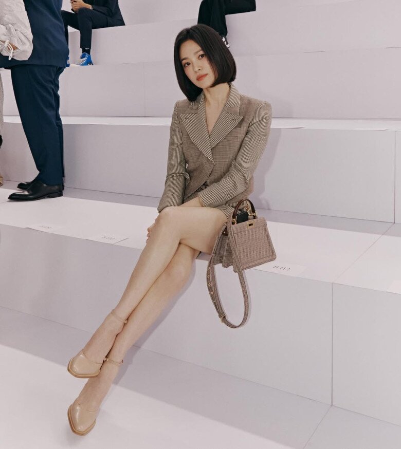 Nude chính là tông được Song Hye Kyo ưu ái nhất. Dù xuất hiện trên thảm đỏ hay trong đời thường, cô thường xuyên biến hóa nhiều kiểu dáng giày khác nhau nhưng vẫn trung thành với gam nude vừa tiệp da vừa tôn dáng tuyệt đối.
