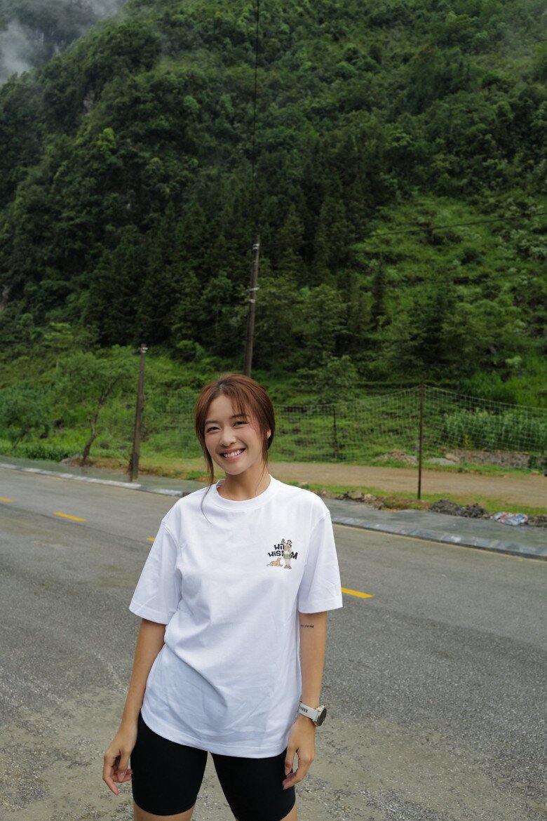 Với áo thun oversize in hình kết hợp cùng quần bike short, Khả Ngân trông vừa năng động vừa “cool ngầu”. Set đồ mang hơi hướng streetwear này cho thấy sự đa dạng trong gout thời trang của cô từ nữ tính gợi cảm đến khỏe khoắn, cá tính đều có thể cân đẹp.