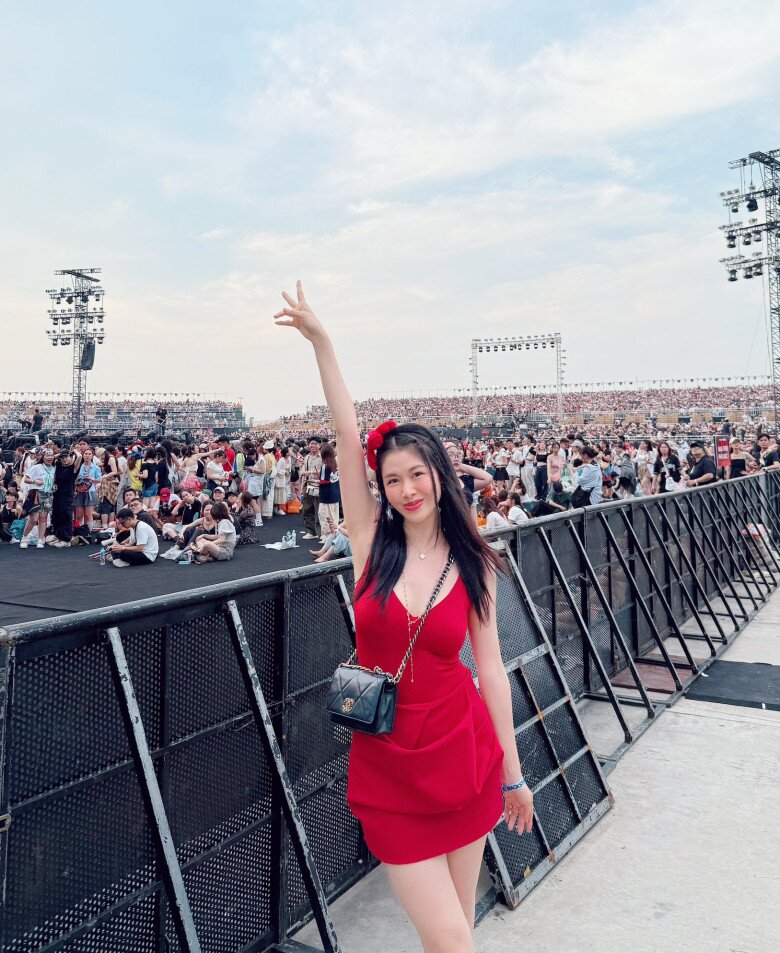 Hot girl lấy nam ca sĩ nổi tiếng, 40 tuổi da dẻ như em bé, ở biệt thự 2 triệu đô, túi hiệu bày la liệt như amp;#34;chơi đồ hàngamp;#34; - 9
