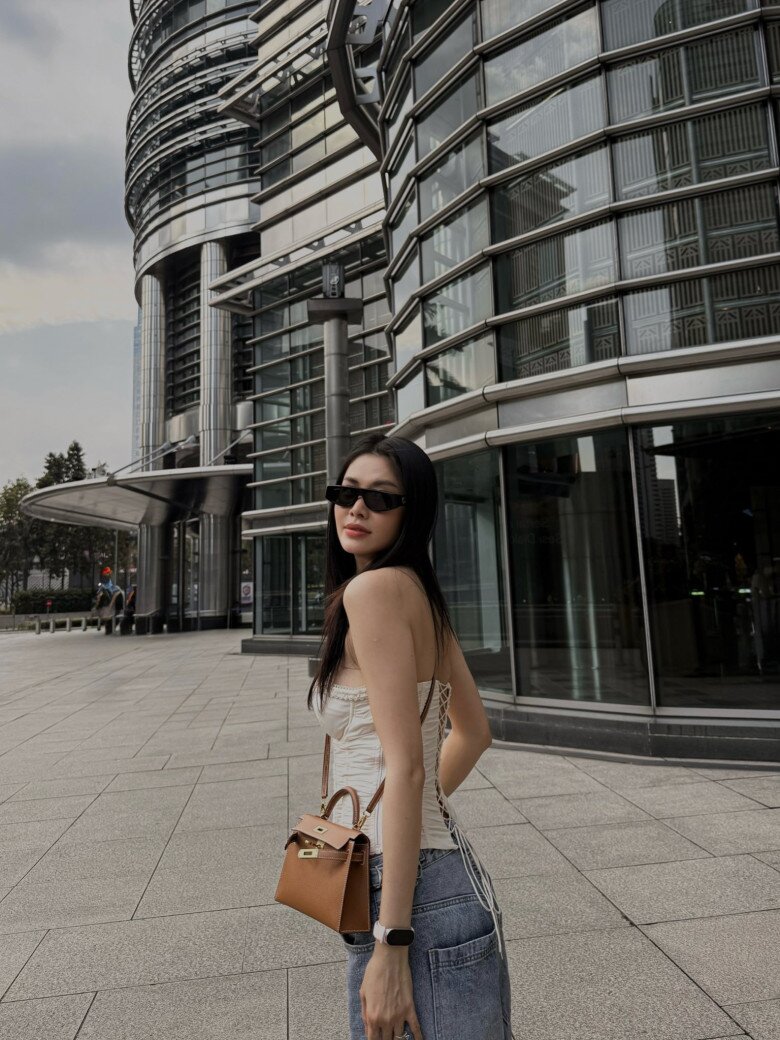 Hot girl lấy nam ca sĩ nổi tiếng, 40 tuổi da dẻ như em bé, ở biệt thự 2 triệu đô, túi hiệu bày la liệt như amp;#34;chơi đồ hàngamp;#34; - 6