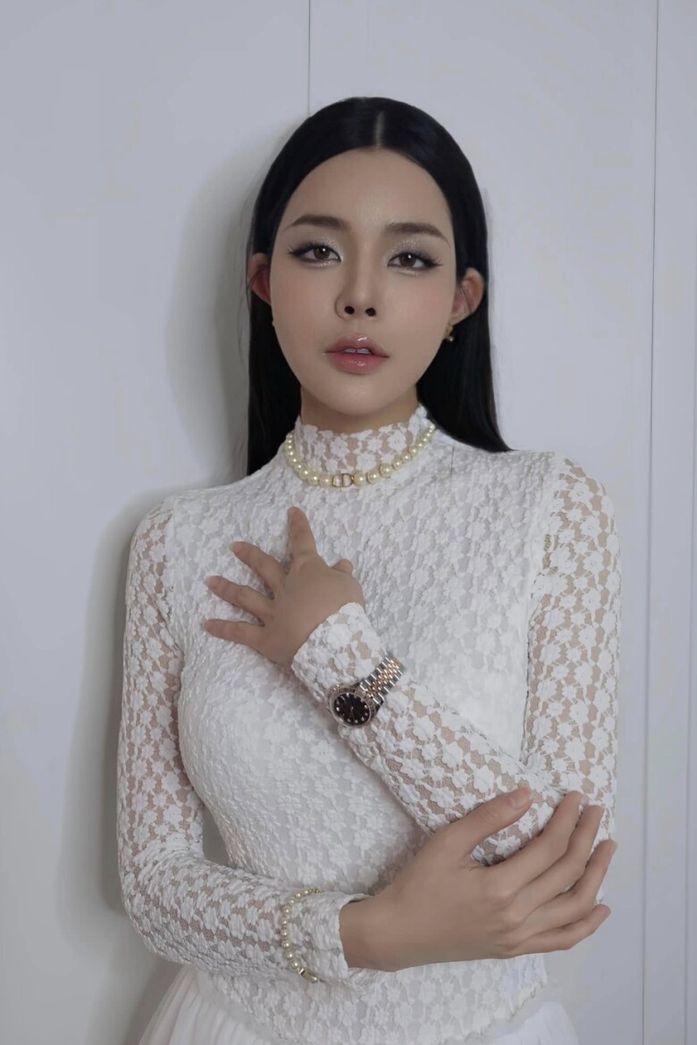 Bích Hạnh cũng được xem là một trong những phú bà bởi cuộc sống sang chảnh, lái siêu xe cùng bộ sưu tập đồ hiệu đắt đỏ.