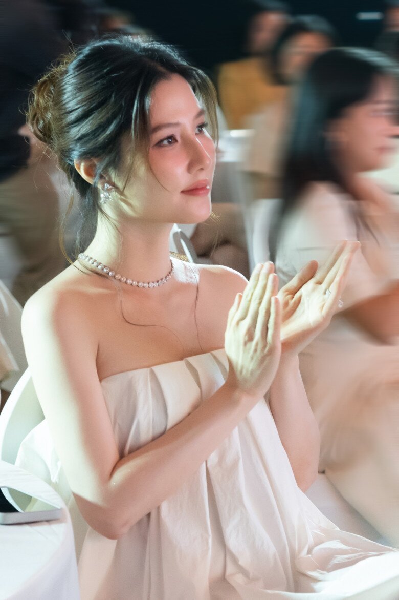 Mỹ nhân soán ngôi Tiểu Vy thành gương mặt đẹp nhất năm, sinh ái nữ xong body vẫn bốc lửa, amp;#34;dátamp;#34; toàn túi hiệu trăm triệu xuống phố - 4