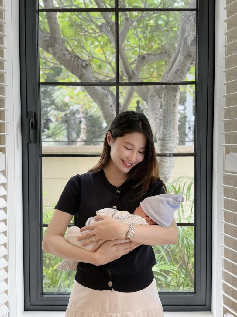 Hậu sinh con gái đầu lòng, Diễm My ngày càng thăng hạng nhan sắc lẫn vóc dáng.