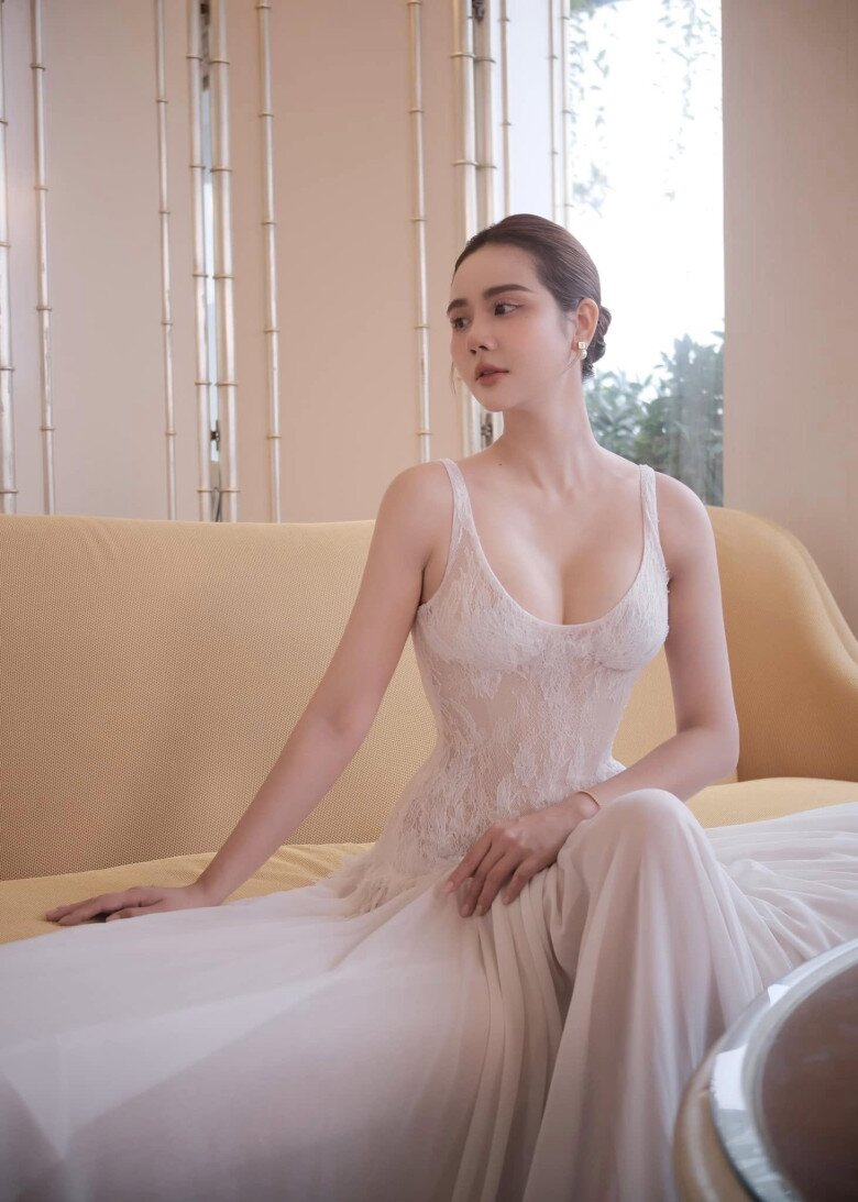 Trong váy ren ôm sát, Huyền Lizzie khoe trọn đường cong quyến rũ, toát lên vẻ đẹp dịu dàng và sang trọng. Thiết kế tinh tế với phần cổ khoét sâu giúp nữ diễn viên tôn dáng gợi cảm cùng làn da trắng mịn màng.