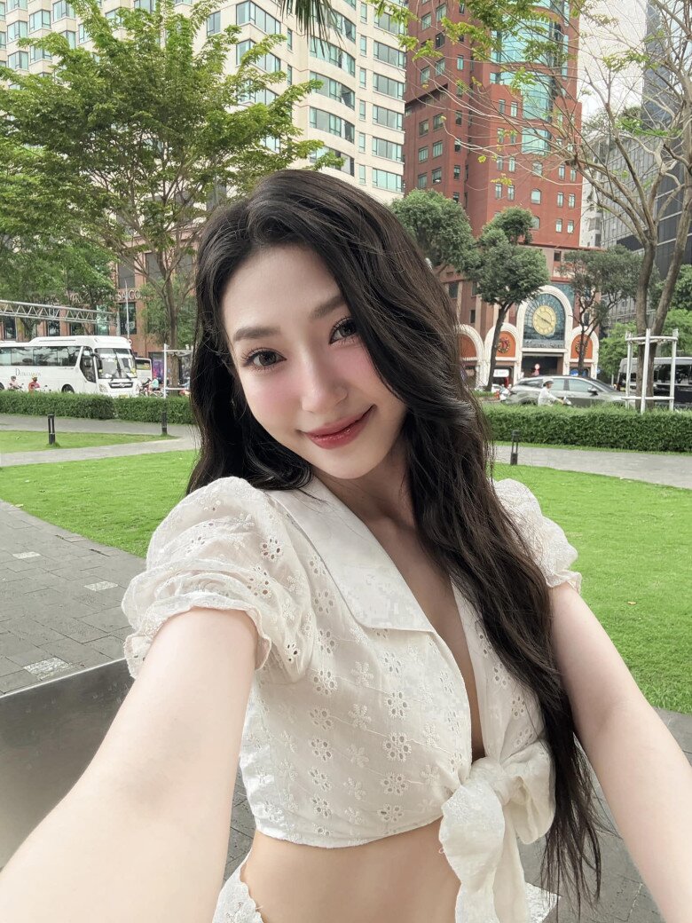 Không còn hình ảnh cô bé dâu tây ngày nào, Khổng Tú Quỳnh có màn lột xác ngoạn mục cả về nhan sắc lẫn phong cách thời trang.