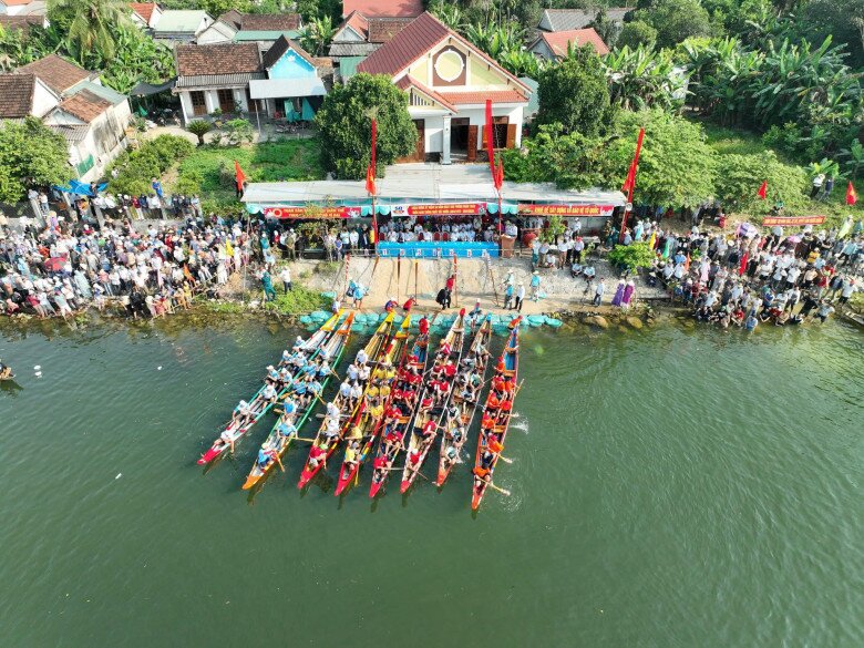 Không chỉ có Lễ hội điện Huệ Nam, dịp này Huế còn tổ chức giải đua ghe truyền thống trên sông Hương ngày 2/9. Đây là hoạt động dân gian quen thuộc, mang đậm sắc màu lễ hội xứ Huế, hứa hẹn tạo nên bầu không khí rộn ràng trong ngày vui lớn của dân tộc.