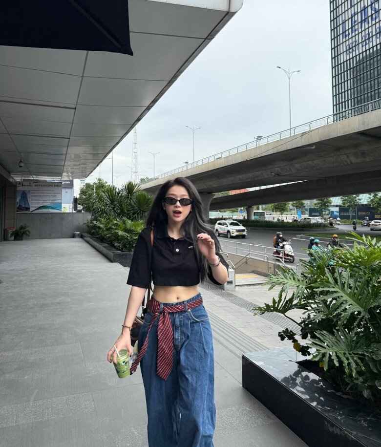 Không thể phủ nhận, những bộ trang phục này đã giúp Linh Ka khoe trọn vóc dáng đồng hồ cát đáng mơ ước và đặc biệt là vòng eo con kiến săn chắc, thon gọn.