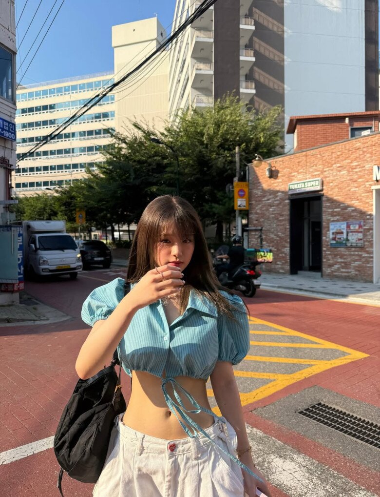 Áo croptop, quần cạp trễ, chân váy ngắn hay những bộ cánh ôm sát, khoe đường cong cơ thể.