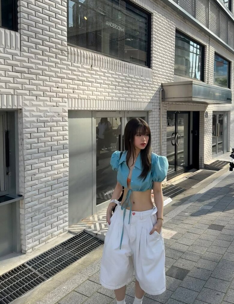 Bên cạnh những trang phục an toàn, nhẹ nhàng với phong cách kẹo ngọt, dễ thương, Linh Ka gần đây thử sức với những item phá cách, cá tính hơn.