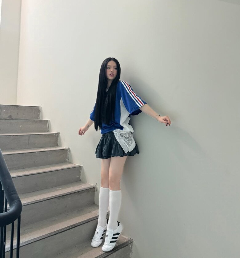Linh Ka đầu tư hơn vào việc chăm sóc bản thân, từ làn da, mái tóc cho đến phong cách trang điểm. Gương mặt thanh tú, đường nét hài hòa cùng thần thái tự tin, cuốn hút đã giúp cô nàng ghi điểm tuyệt đối trong mắt công chúng.