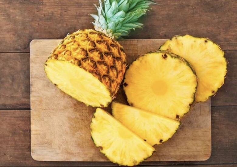 Dứa là loại quả chứa hàm lượng dinh dưỡng cao, giàu vitamin C, enzym bromelain và các chất chống oxy hóa tự nhiên. Nhờ đó, dứa không chỉ giúp tăng cường sức đề kháng, hỗ trợ tiêu hóa mà còn là “trợ thủ đắc lực” cho phái đẹp trong việc giữ dáng, làm sáng da và ngăn ngừa lão hóa.