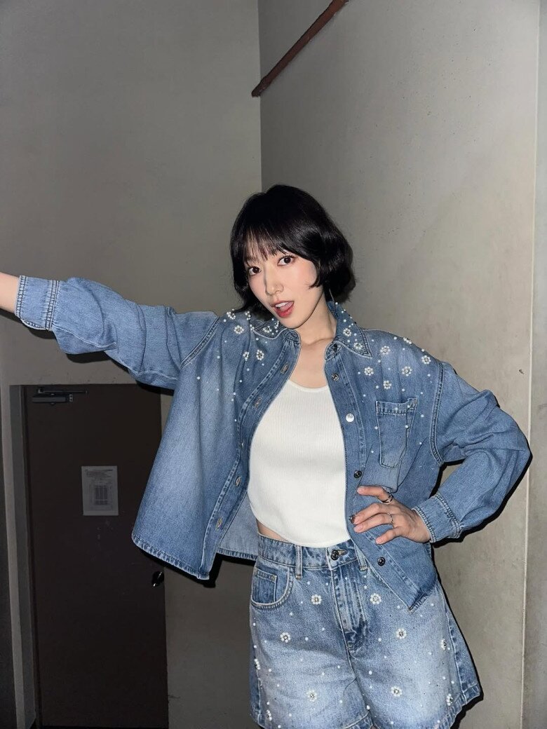 Nhờ kết hợp khéo léo giữa thực đơn ít calo và thức uống lợi tiểu, Park Shin Hye không chỉ giảm cân mà gương mặt, bắp tay, bắp chân cũng thon gọn rõ rệt.